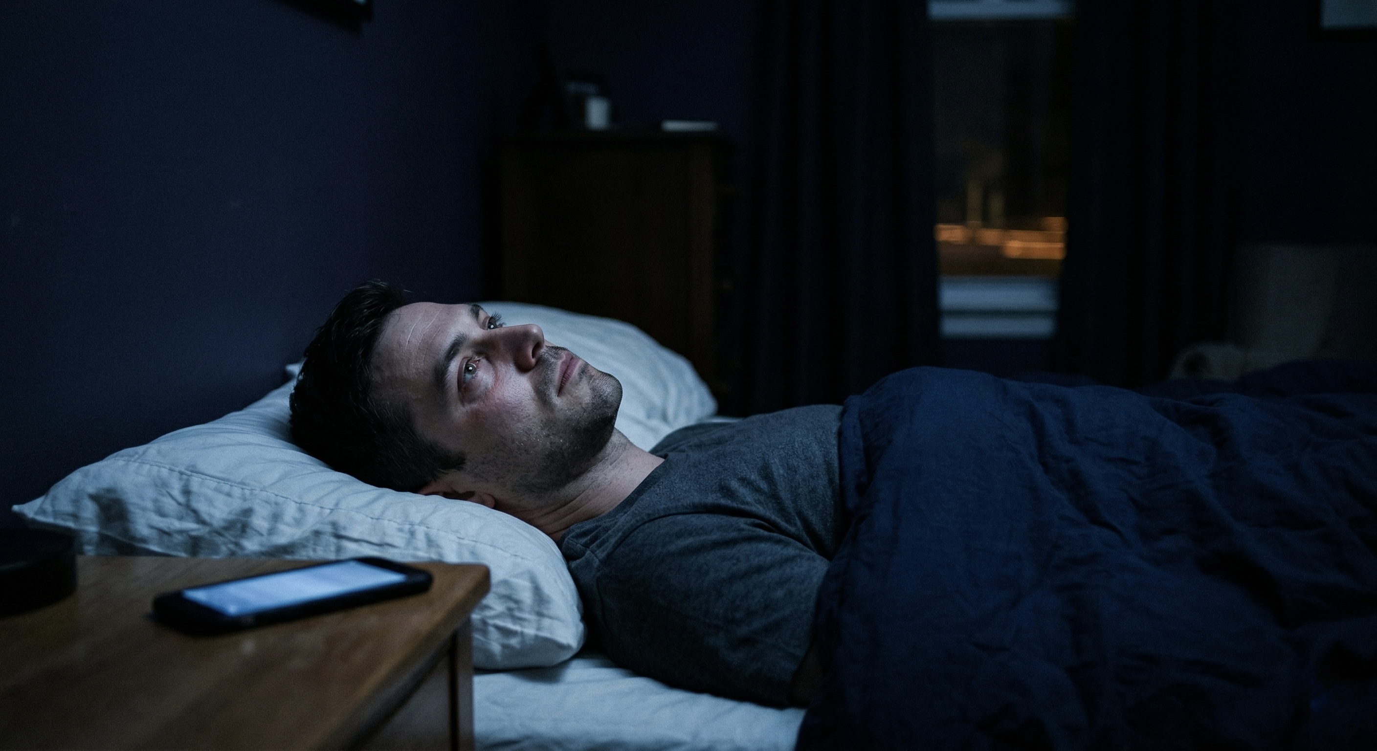 Cómo el mal sueño destruye tu testosterona (y qué hacer esta noche)